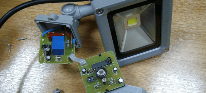 Как подключить датчик движения к светодиодному прожектору: схема и регулировка