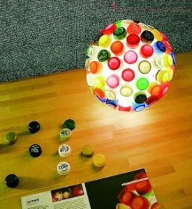 Люстра из бутылочных пробок