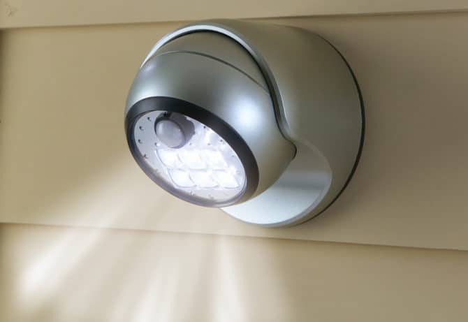 Автономные LED-светильники с датчиком движения на батарейках